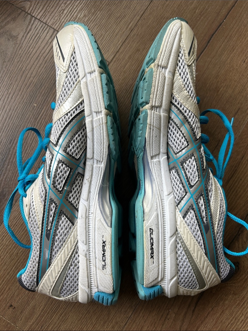 ASICS White and Teal Women’s Running Sneakers ! Size 10